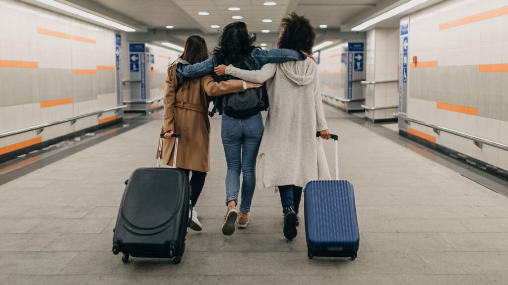 Groupe d'amie avec deux valises 